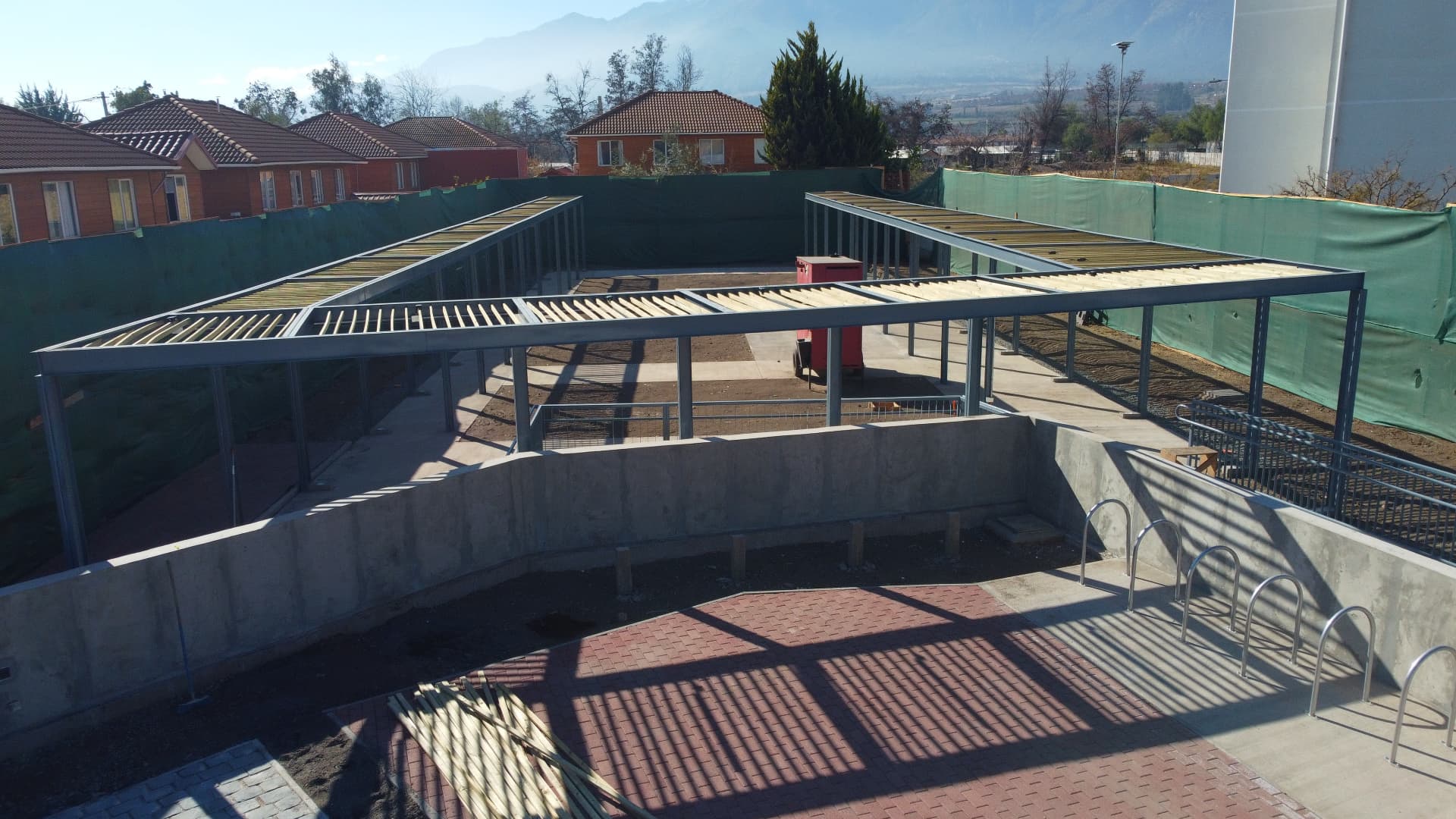 Estructura metálica de sombreadero y pavimentos de la obra en ejecución